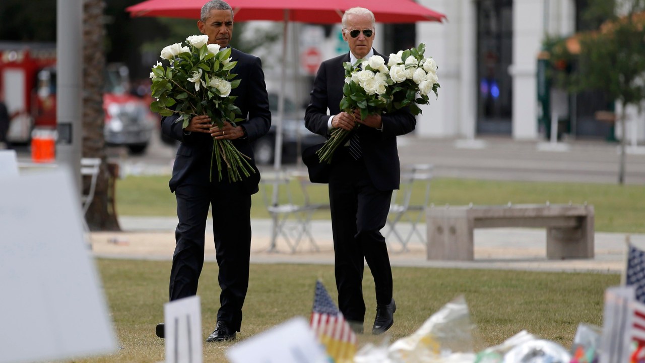 Barack Obama e Joe Biden depositam flores em homenagem às vítimas da boate Pulse em Orlando