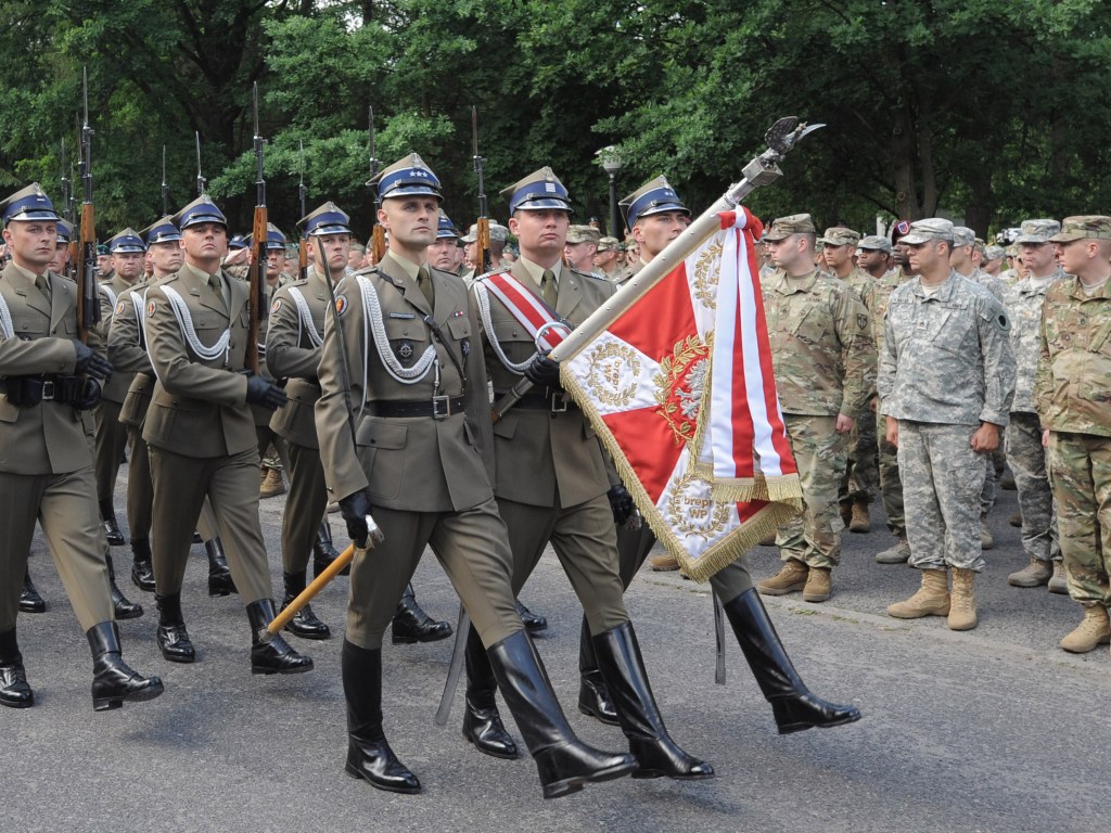 Guarda de honra polonesa durante a cerimônia do exercício militar Anaconda-16 em Rembertow, na Polônia