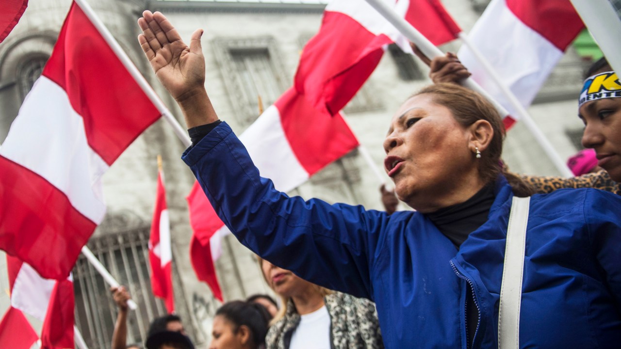 Eleitores do candidato à presidência do Peru, Pedro Pablo Kuczynski, protestam em frente ao Escritório Nacional de Processos Eleitorais, na capital Lima - 07/06/2016