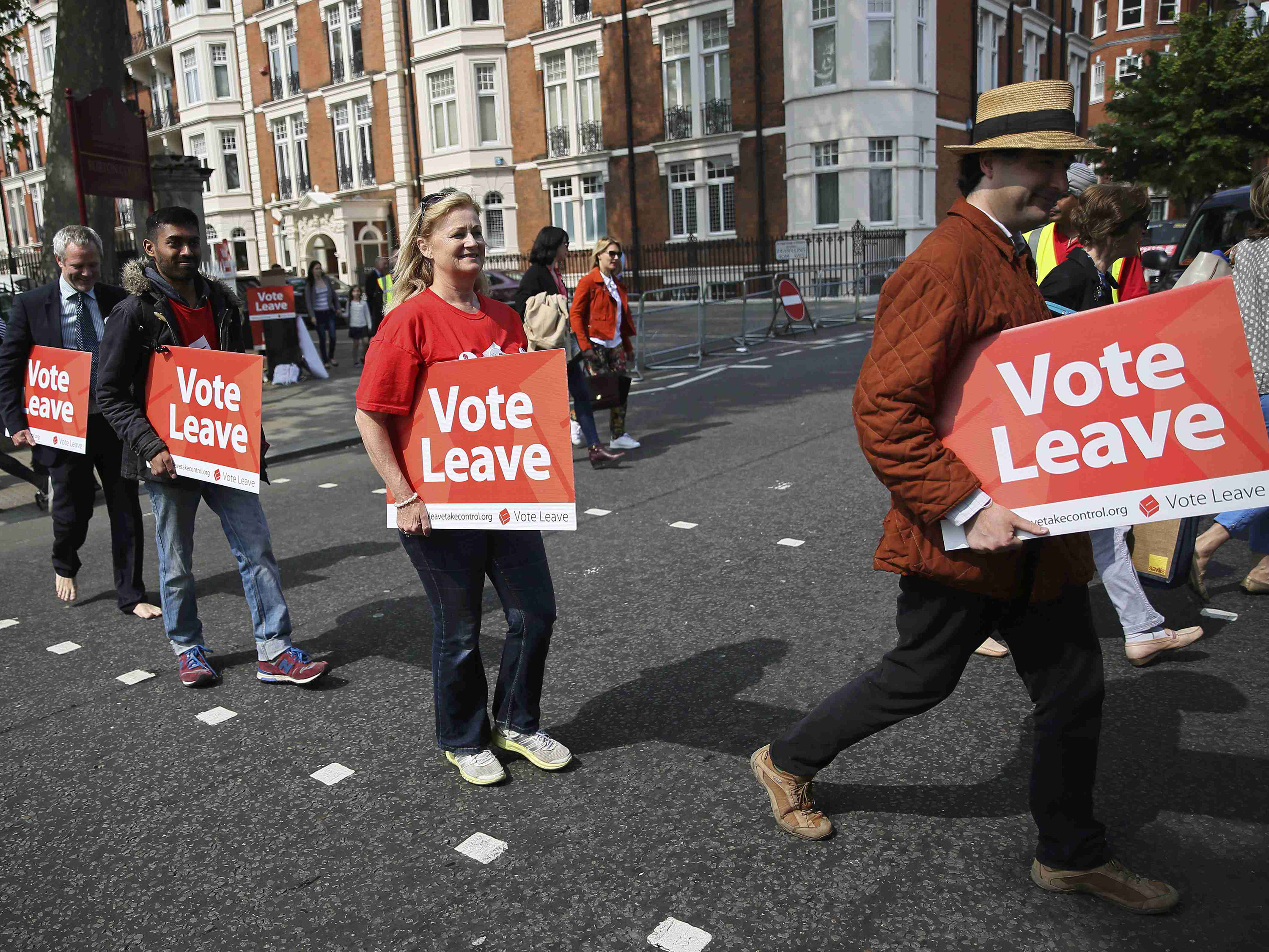 Apoiadores da saída do Reino Unido da União Europeia seguram cartazes em Londres