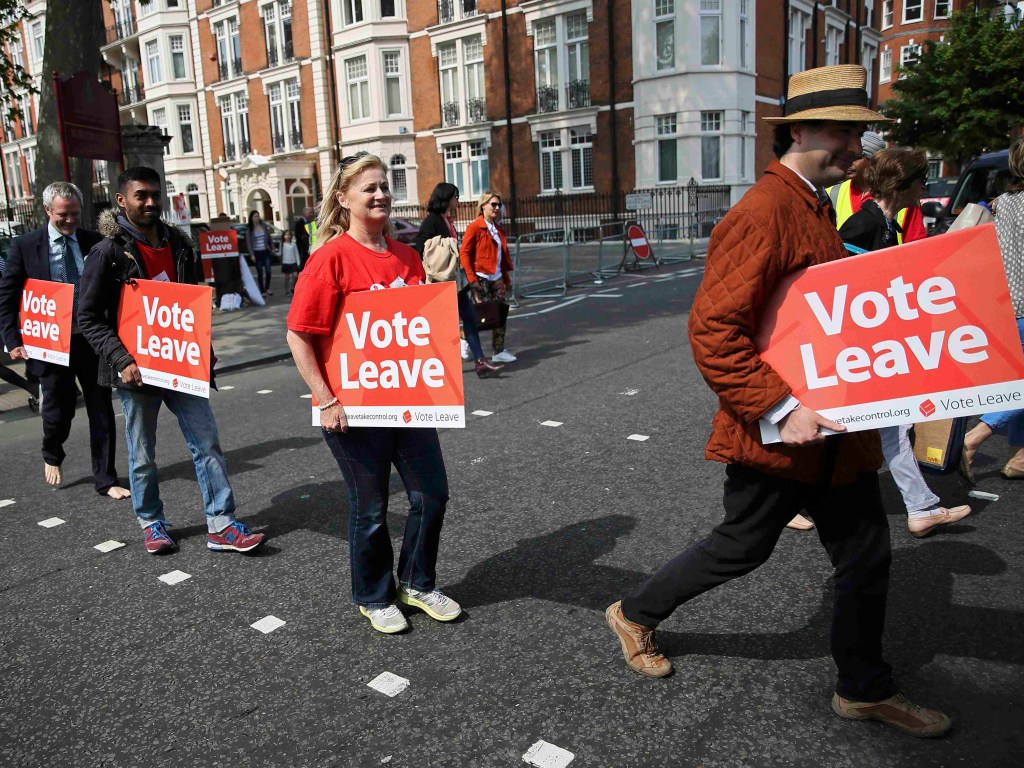 Apoiadores da saída do Reino Unido da União Europeia seguram cartazes em Londres