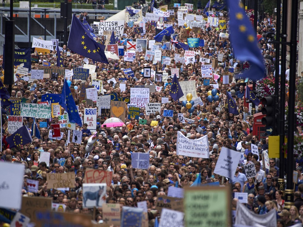 Milhares de manifestantes protestam contra o Brexit em Londres