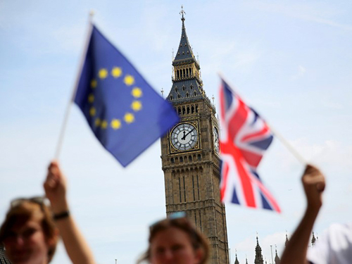 Bandeiras da Grã-Bretanha e União Europeia vistas em Londres, próximos ao Big Ben