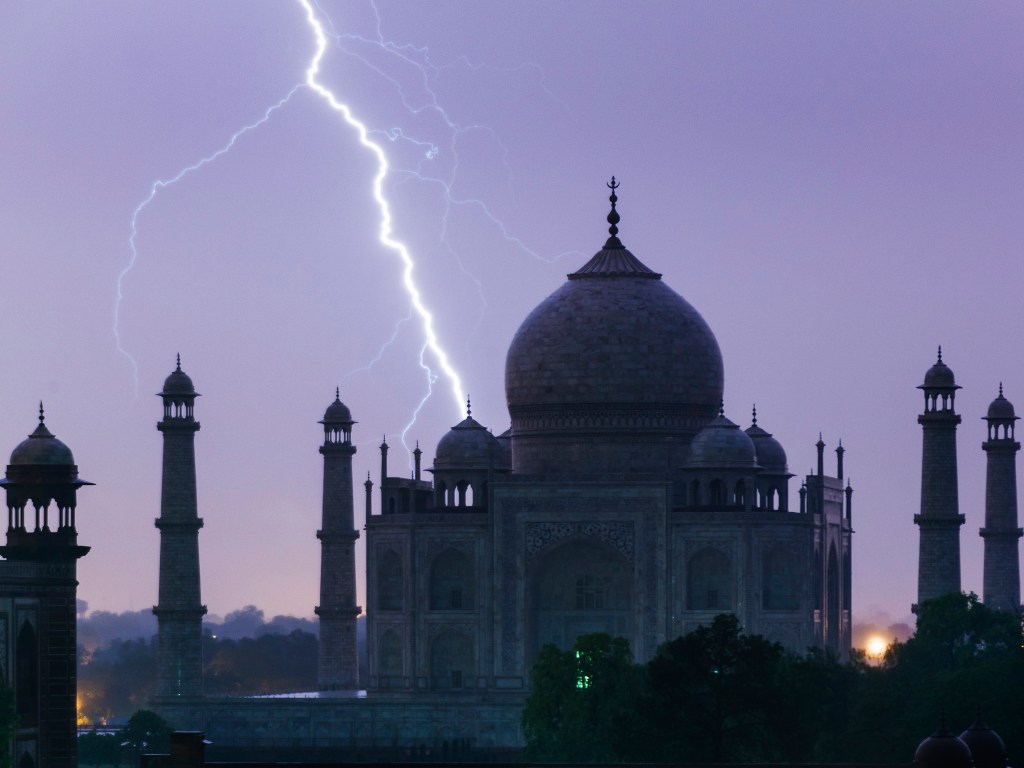 Foto de arquivo mostra um raio durante tempestade de monção nos arredores do Taj Mahal, na Índia