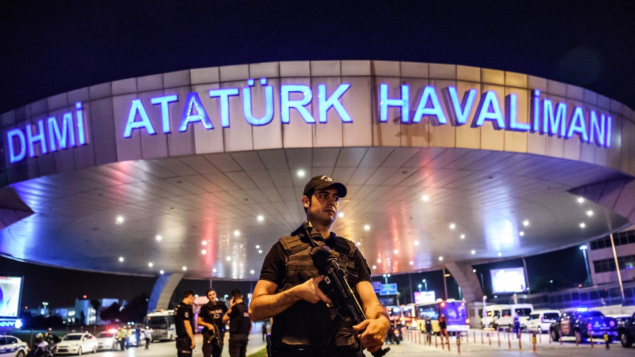 Policial turco realiza segurança da entrada do Aeroporto Ataturk, em Istambul, na Turquia, após atentado terrorista deixar 41 mortos no local, além de centenas de feridos - 28/06/2016