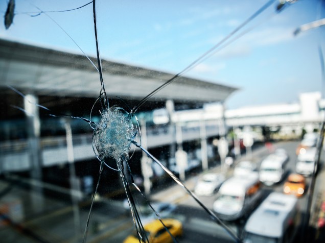 Marcas de tiros são vistas em vidraças do Aeroporto Ataturk, em Istambul, na Turquia. Atentado terrorista deixou 41 mortos e centenas de feridos no local - 29/06/2016