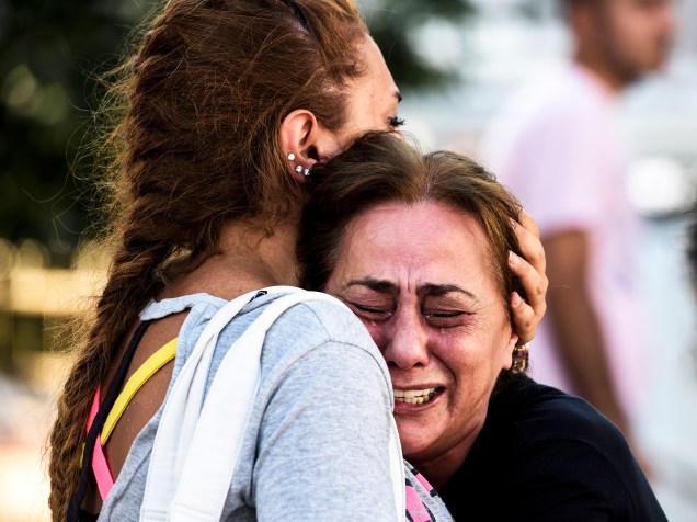 Parente de vítima do atentado terrorista no Aeroporto Ataturk, em Istambul, na Turquia, chora próximo à prédio de medicina forense - 29/06/2016