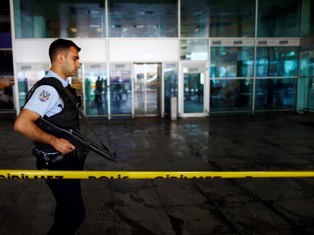 Policial realiza patrulha no Aeroporto Ataturk, em Istambul, na Turquia. Atentado terrorista deixou 41 mortos e centenas de feridos no local - 29/06/2016