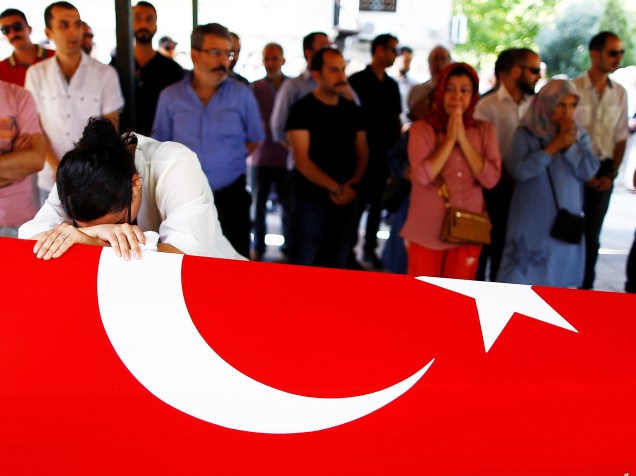 Parente de vítima do atentado terrorista no Aeroporto Ataturk, em Istambul, na Turquia, chora encima de caixão coberto por bandeira turca. 41 pessoas morreram e centenas ficaram feridas, após homens-bomba entrarem no aeroporto, trocarem tiros com policiais e em seguida, se explodirem - 29/06/2016