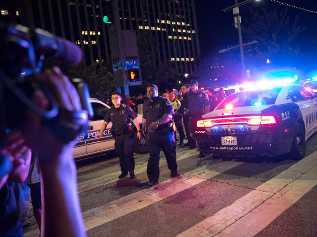 Oficiais de polícia montam barricadas após ataque de atiradores contra policiais em uma manifestação contra violência em Dallas, no Texas (EUA) - 08/07/2016