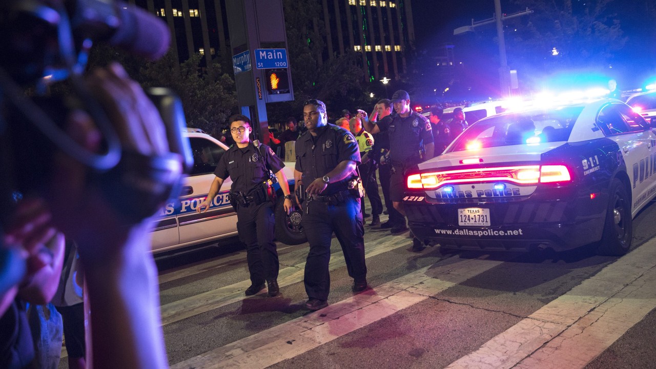 Oficiais de polícia montam barricadas após ataque de atiradores contra policiais em uma manifestação contra violência em Dallas, no Texas (EUA)
