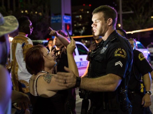Policial tenta acalmar a multidão após ataque de atiradores durante protesto contra violência em Dallas, no Texas (EUA) - 08/07/2016