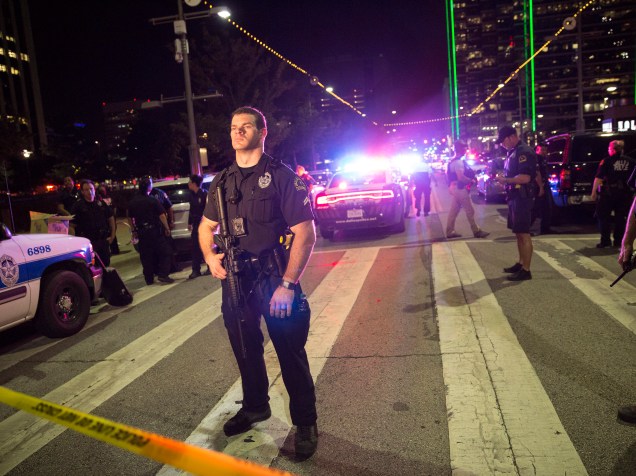 Oficiais de polícia montam barricadas após ataque de atiradores contra policiais em uma manifestação contra violência em Dallas, no Texas (EUA) - 08/07/2016