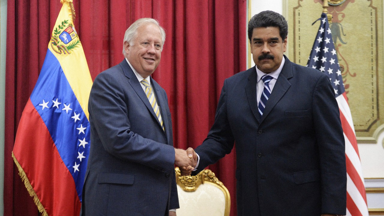 Presidente venezuelano Nicolás Maduro cumprimenta o diplomata americano Thomas Shannon em Caracas