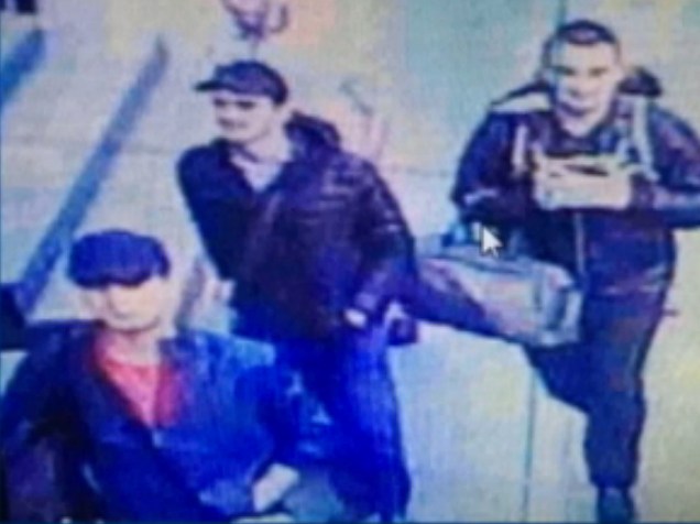 Câmeras de segurança registram passagem do terrorista Osman Vadinov (canto inferior esquerdo), no Aeroporto Ataturk, na Turquia. Osman é um dos autores do ataque que matou 43 pessoas