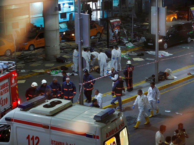 Paramédicos atendem vítimas de ataque em aeroporto na Turquia, que deixou pelo menos 28 mortos e 60 feridos