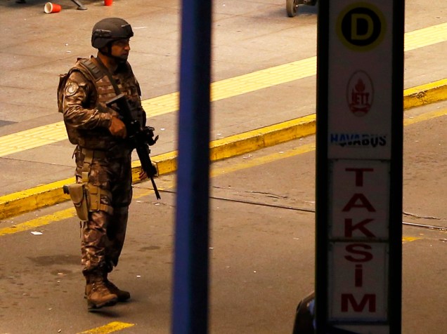 Soldado armado faz patrulha nos arredores do Aeroporto de Ataturk, em Istambul, na Turquia, após homens-bomba se explodirem no local e matarem ao menos 36 pessoas - 28/06/2016