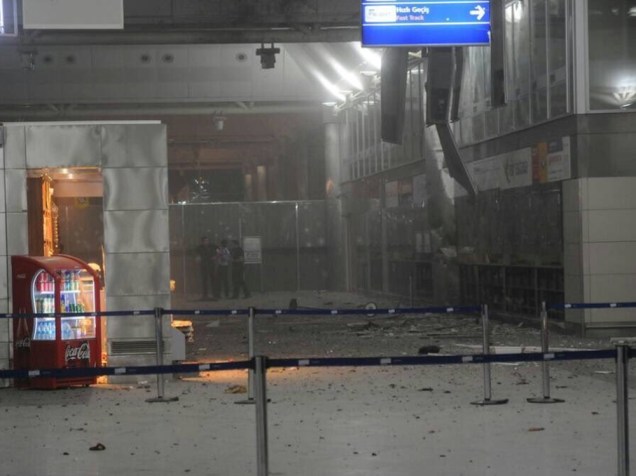 Entrada do Aeroporto de Ataturk, em Istambul, na Turquia, após dois homens-bomba se explodirem, matando 28 pessoas e ferindo outras 60 - 28/06/2016