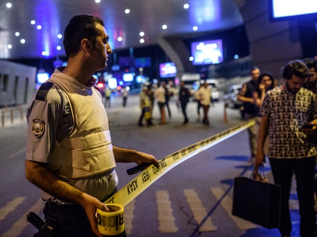 Policial isola entrada do Aeroporto de Ataturk, em Istambul, na Turquia, após dois homens-bomba se explodirem, deixando dezenas de mortos e feridos no local - 28/06/2016