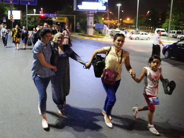 Pessoas correm após atentado no Aeroporto de Ataturk, em Istambul, na Turquia, deixar ao menos 28 mortos e 60 feridos - 28/06/2016