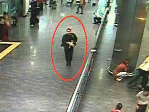 Câmeras de segurança registram passagem do terrorista Osman Vadinov, no Aeroporto Ataturk, na Turquia. Osman é um dos autores do ataque que matou 43 pessoas