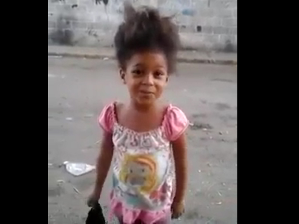 Menina venezuelana diz para o presidente Nicolás Maduro em vídeo: 'Não tenho shampoo'