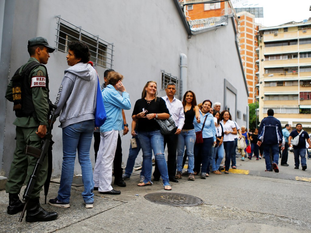 Eleitores venezuelanos fazem filas no Conselho Nacional Eleitoral, na capital Caracas, durante a segunda fase do referendo, para a deposição do presidente do país, Nicolás Maduro - 20/06/2016