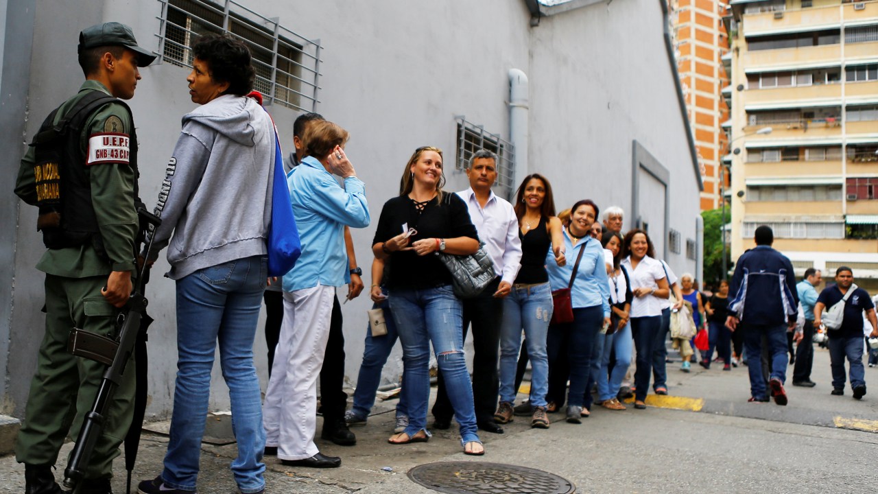 Eleitores venezuelanos fazem filas no Conselho Nacional Eleitoral, na capital Caracas, durante a segunda fase do referendo, para a deposição do presidente do país, Nicolás Maduro - 20/06/2016
