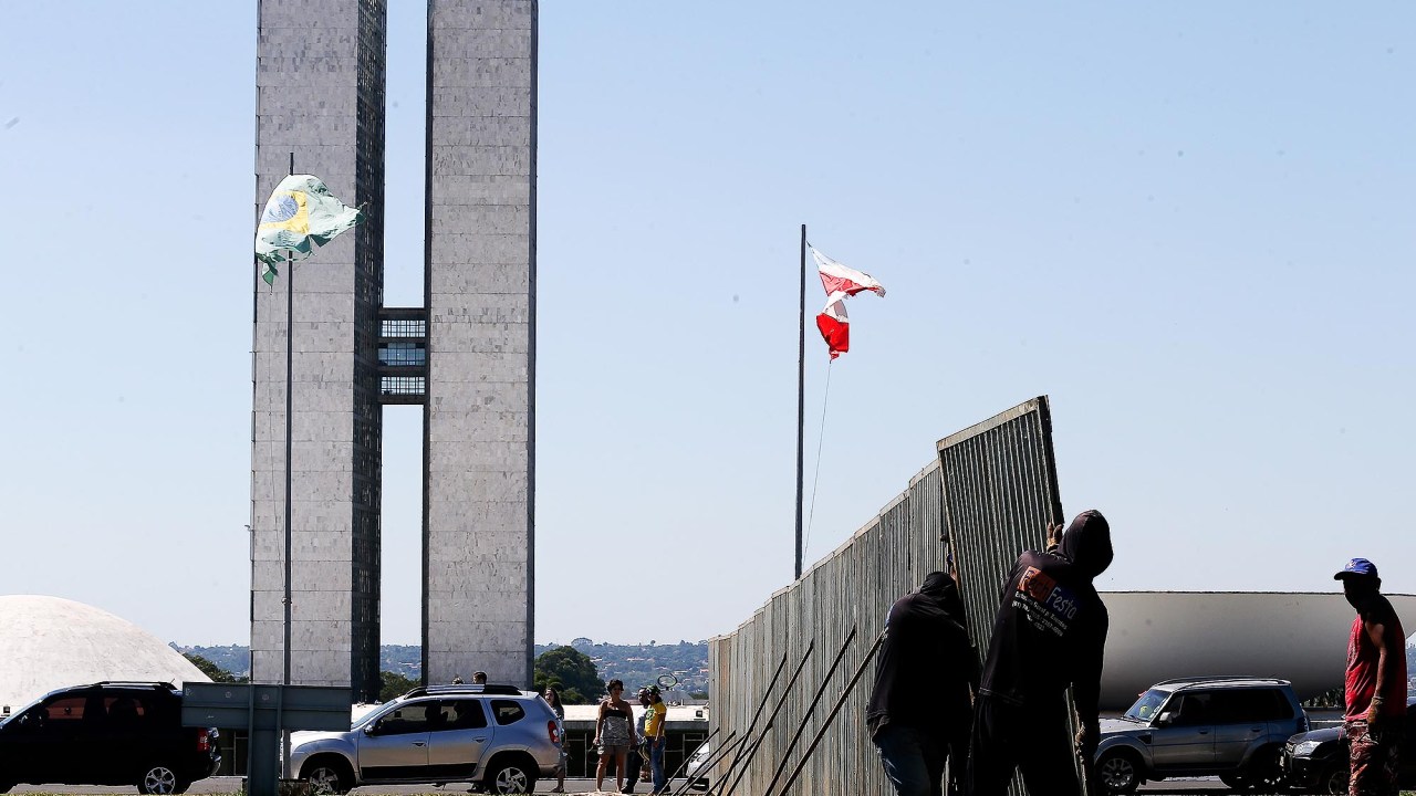 Operários começam a montar muro de ferro que vai dividir parte da Esplanada dos Ministérios