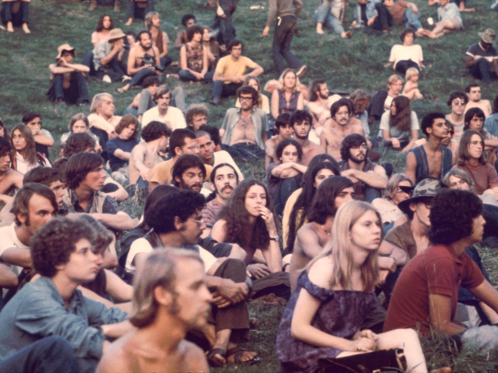 Público durante as apresentações do Festival Woodstock em 1969