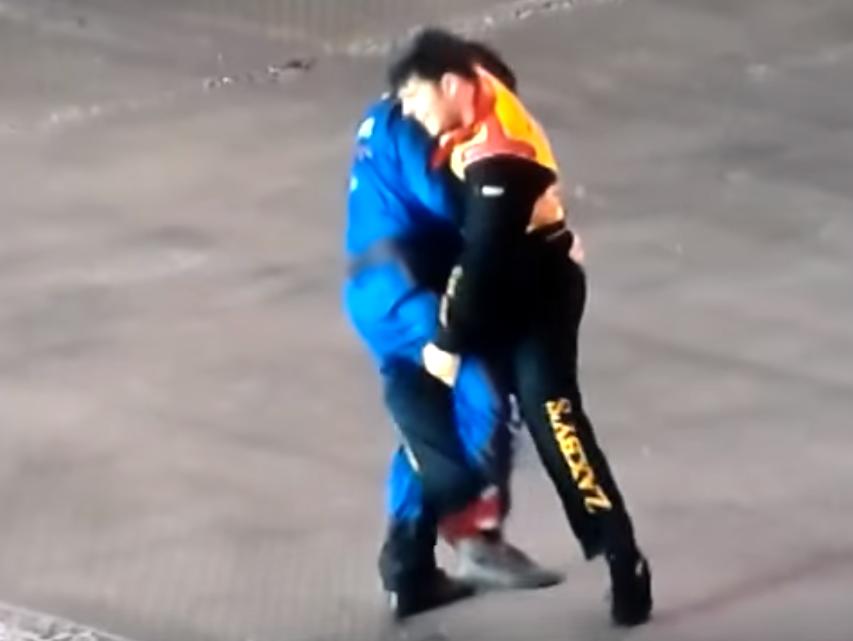 Pilotos John Wes Townley e Spencer Gallagher brigam de maneira hilária em prova da Nascar