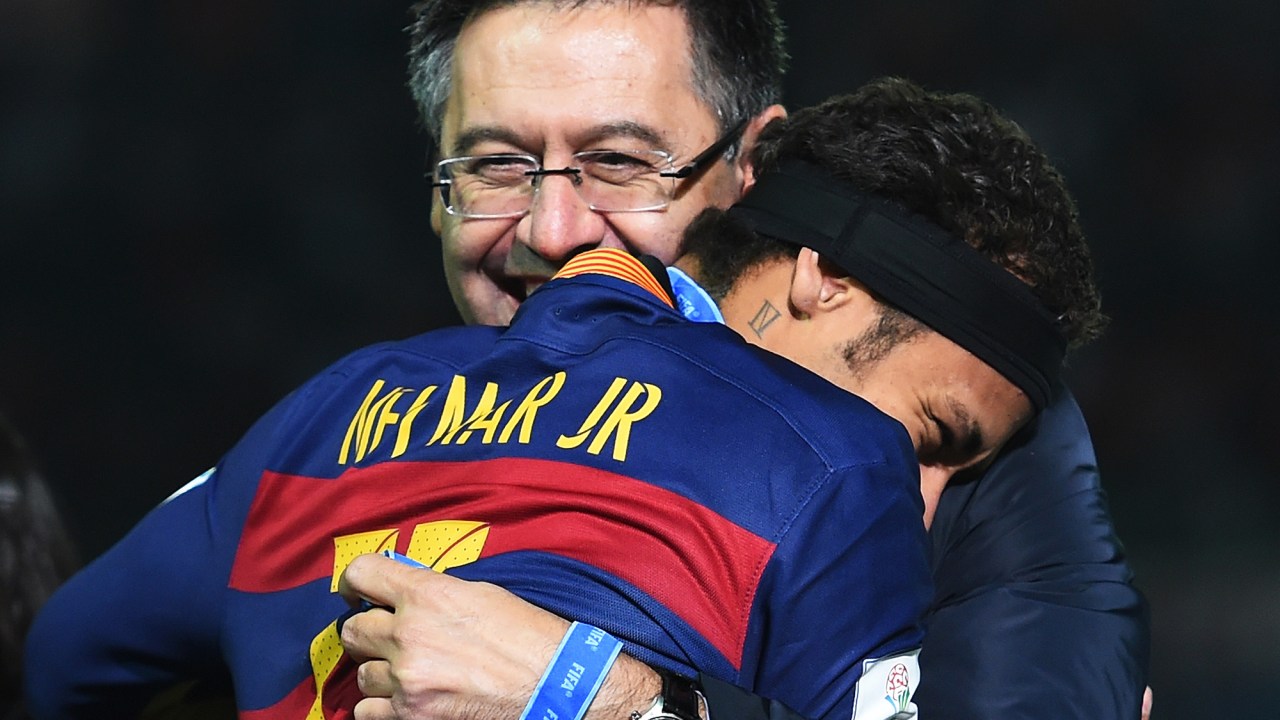 O jogador Neymar e o presidente do Barcelona, Josep Maria Bartomeu