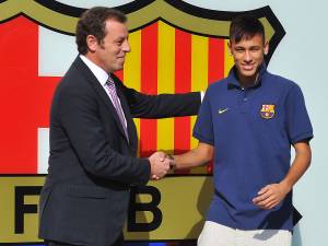 O atacante Neymar e Sandro Rosell do Barcelona