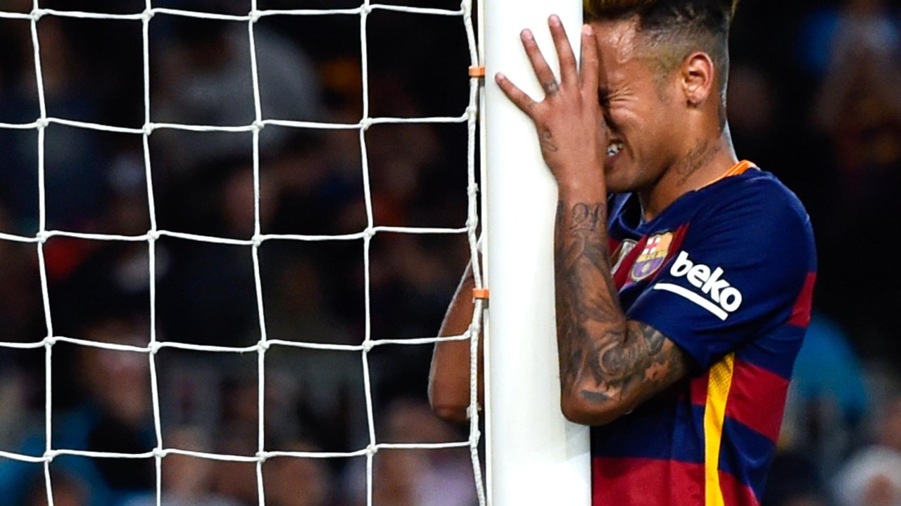 Neymar lamenta chance perdida na derrota para o Valencia. Brasileiro chegou a quatro jogos sem marcar