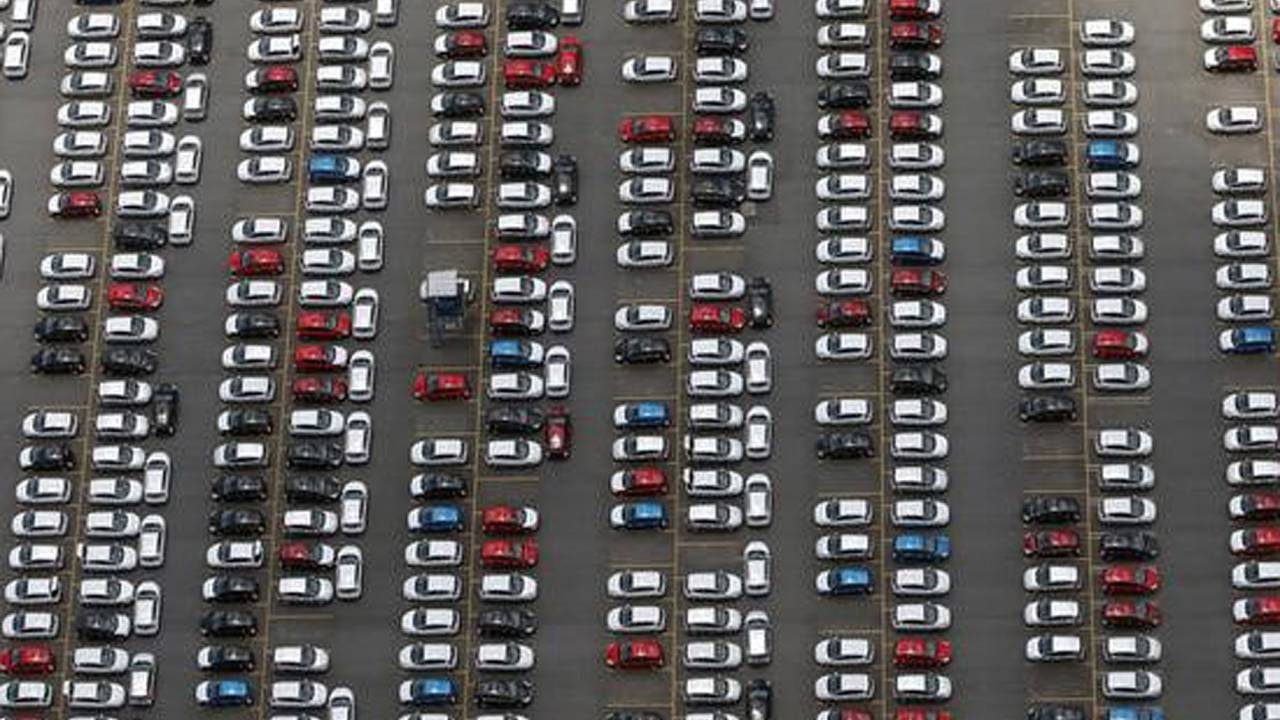 No primeiro semestre, as vendas de automóveis e comerciais leves caíram 25% em relação a igual intervalo de 2015