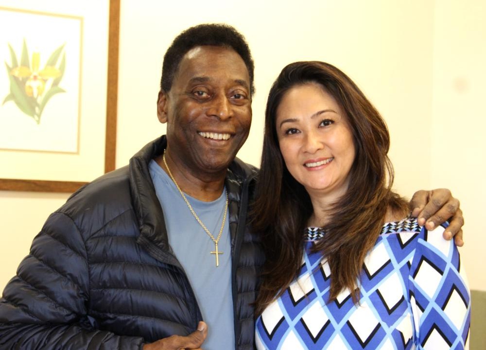 Pelé e Márcia Aoki, em imagem de 2015