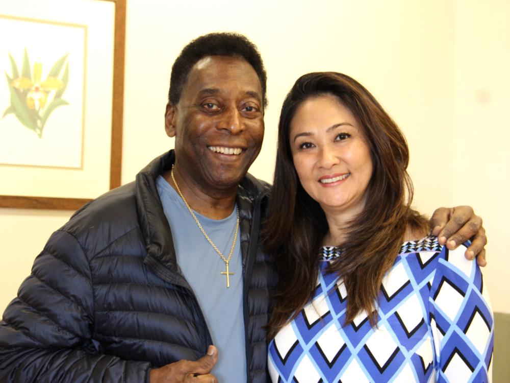 Pelé e a namorada Márcia Aoki, pouco antes de o ex-jogador receber alta