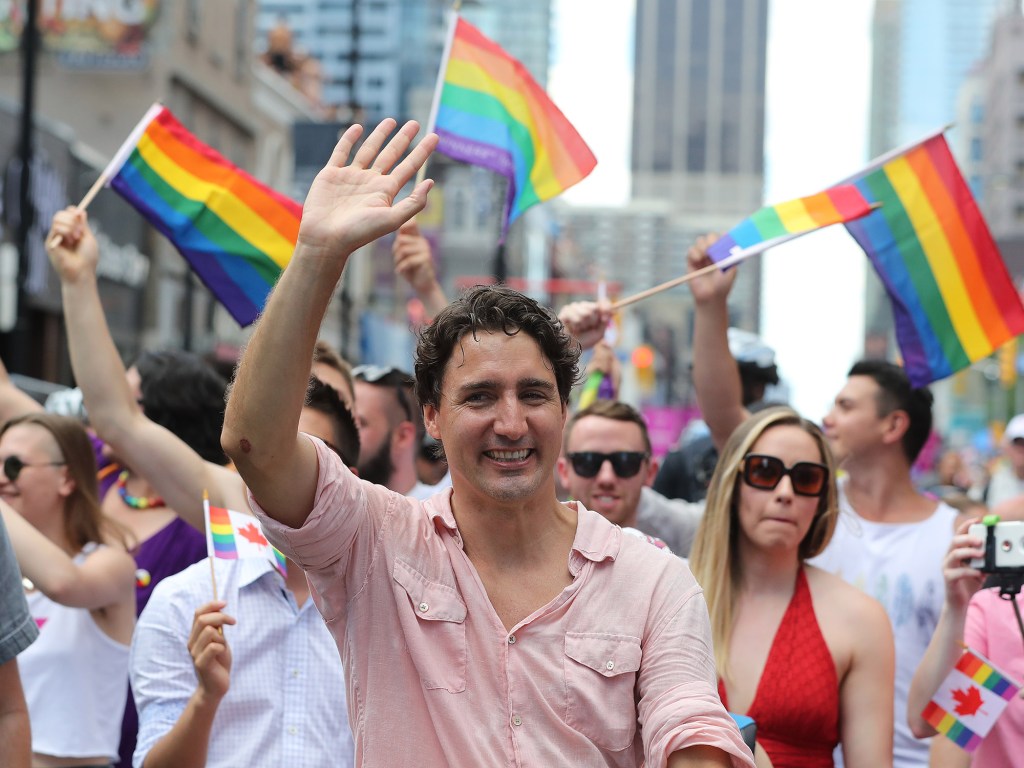 Justin Trudeau comparece à Parada Gay em Toronto