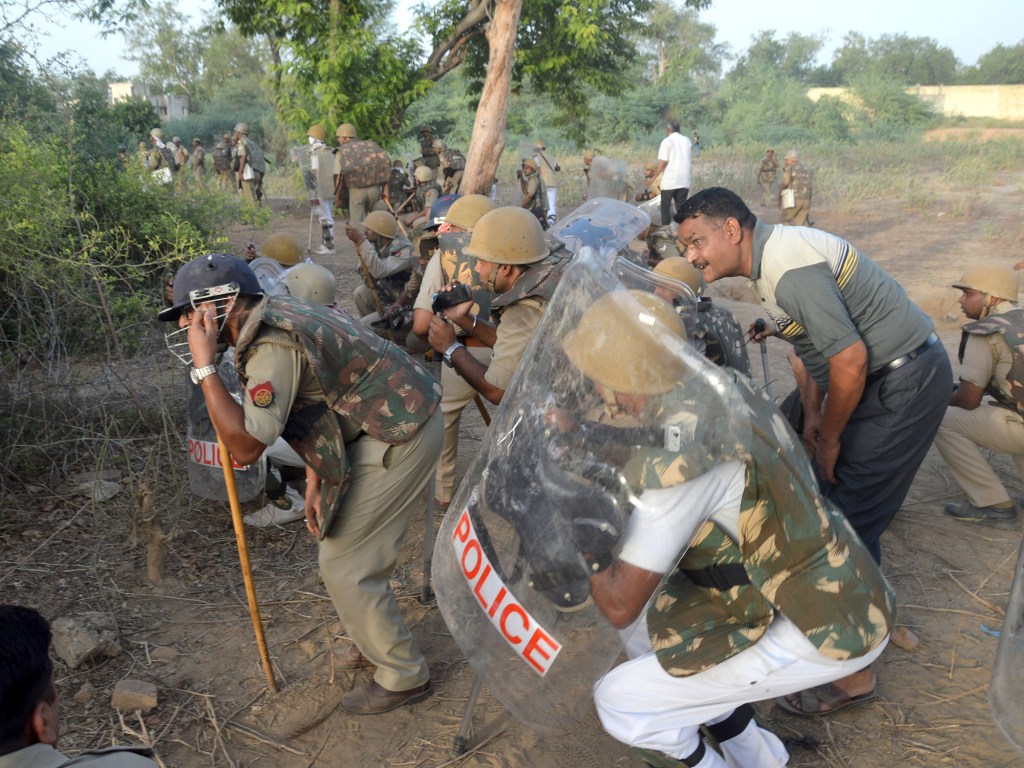 Manifestantes entram em confronto contra a polícia em protesto contra reintegração de posse na cidade de Mathura, Índia