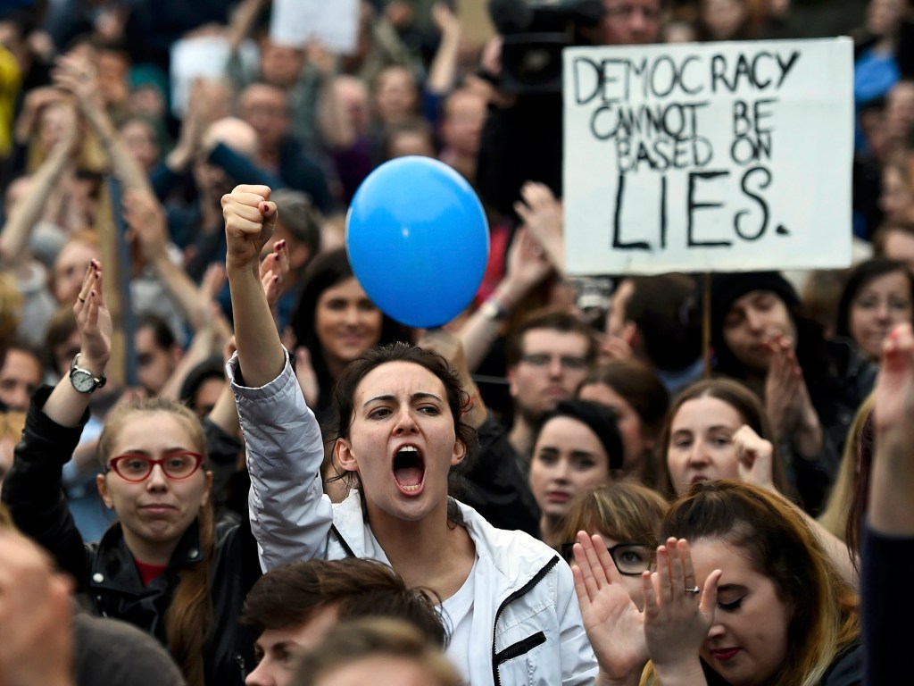 Manifestantes protestam contra o resultado do referendo realizado na última semana acerca da retirada da Inglaterra do bloco da União Europeia
