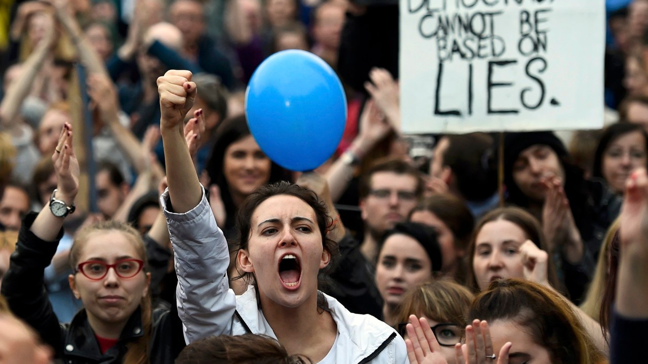 Manifestantes protestam contra o resultado do referendo realizado na última semana acerca da retirada da Inglaterra do bloco da União Europeia