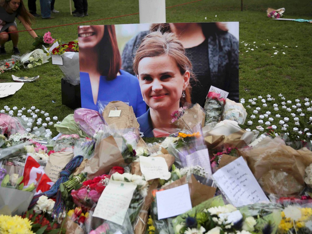 Tributo na Praça do Parlamento à deputada do partido trabalhista Jo Cox, assassinada no último dia 16, na Inglaterra