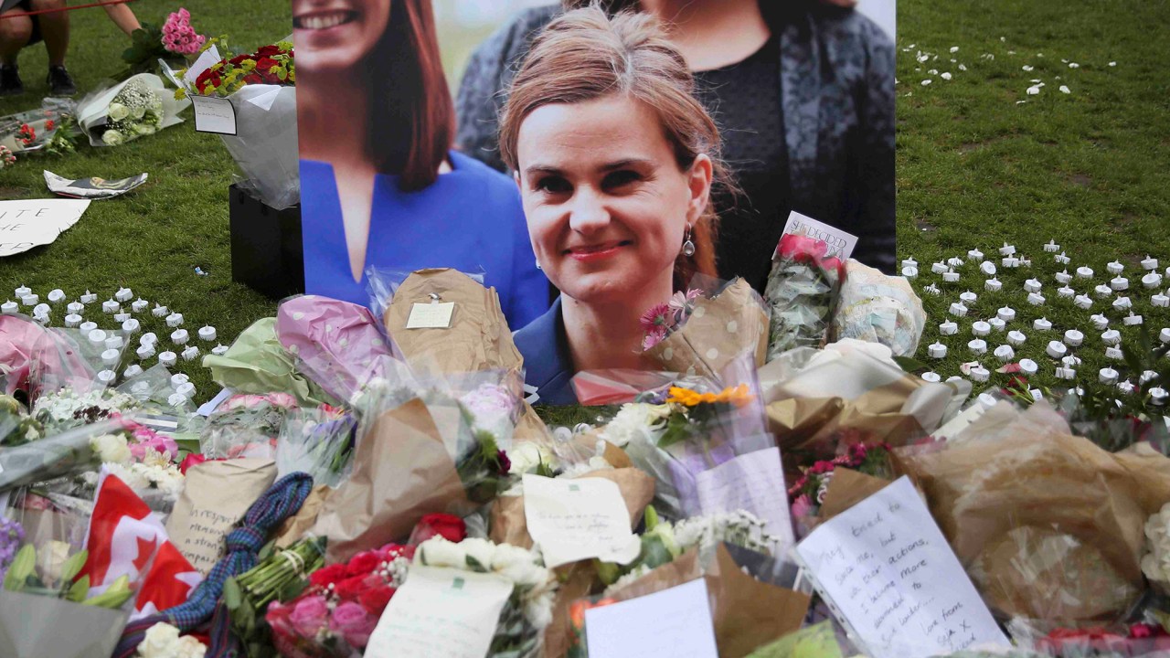 Tributo na Praça do Parlamento à deputada do partido trabalhista Jo Cox, assassinada no último dia 16, na Inglaterra