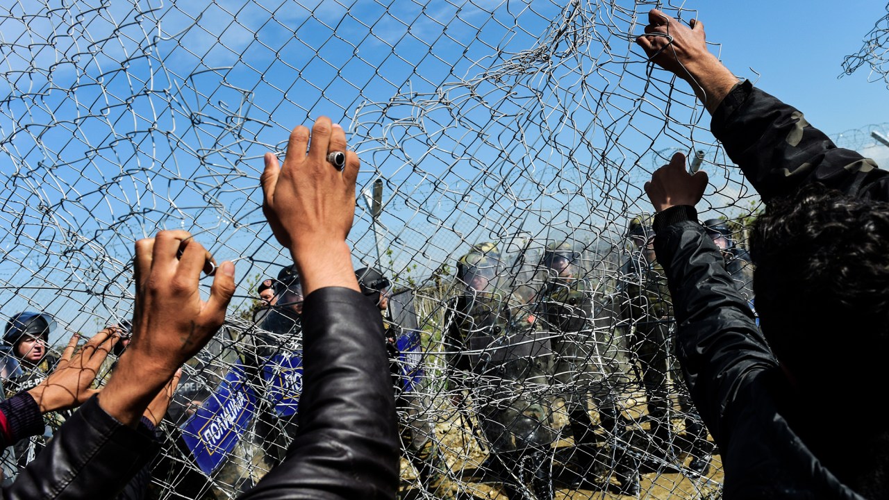 Centenas de refugiados e imigrantes tentaram forçar a passagem pela fronteira norte da Grécia neste domingo (10), destruindo arame farpado em protesto contra os controles mais rígidos da vizinha Macedônia