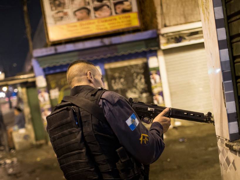 Um policial na entrada da localidade conhecida como Feirinha, no Jacarezinho, um dos pontos de maior concentração de traficantes que voltaram a dominar a região: só nesta favela sete policiais foram baleados este ano