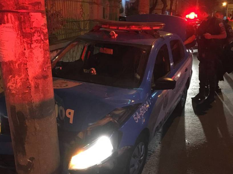 A viatura da UPP Lins batida após o ataque dos traficantes. Além da morte do soldado Victor Eric, o cabo Rafael Mello foi baleado na mão