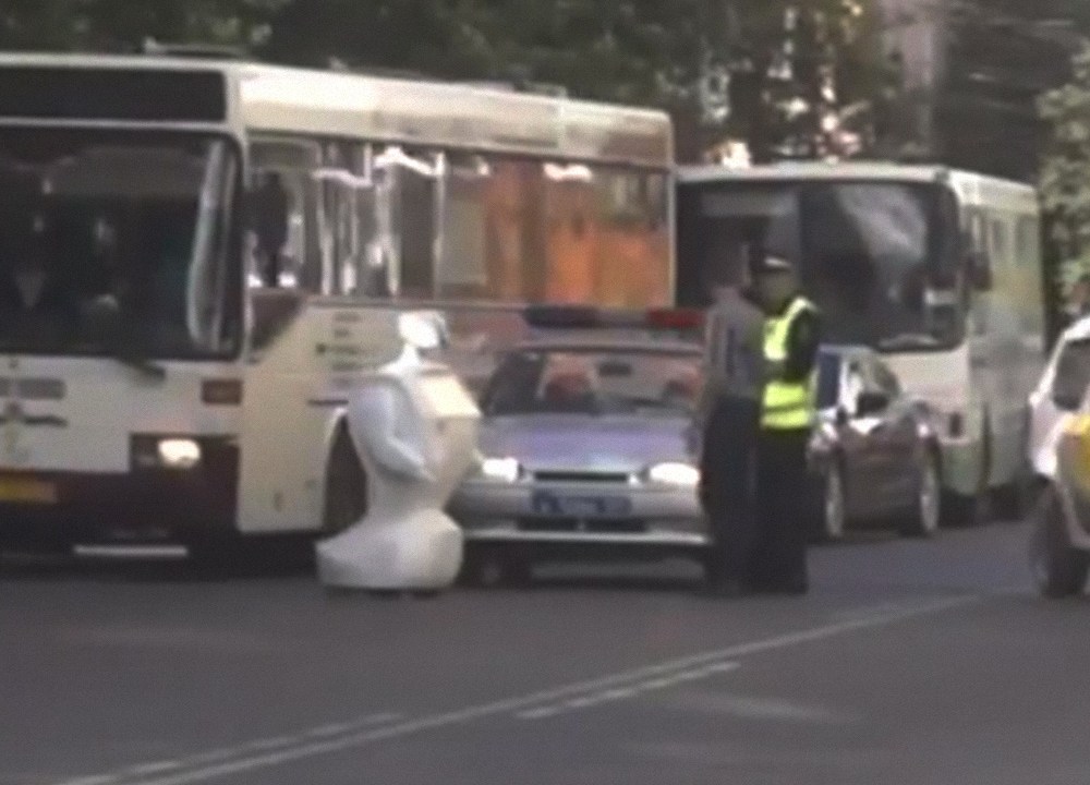 Robô escapa de um campo de testes e perturba o tráfego na Rússia