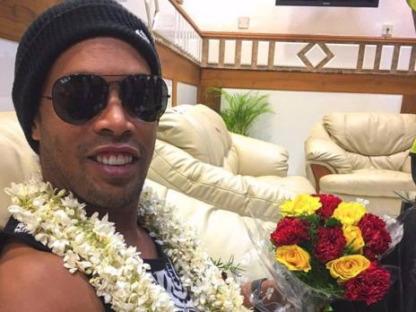 Pouco após o susto, Ronaldinho posou em um hotel em Calecute, na Índia