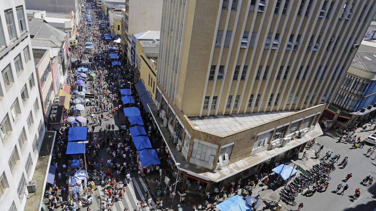 Consumidores lotam a rua 25 de março, centro de comércio popular de São Paulo