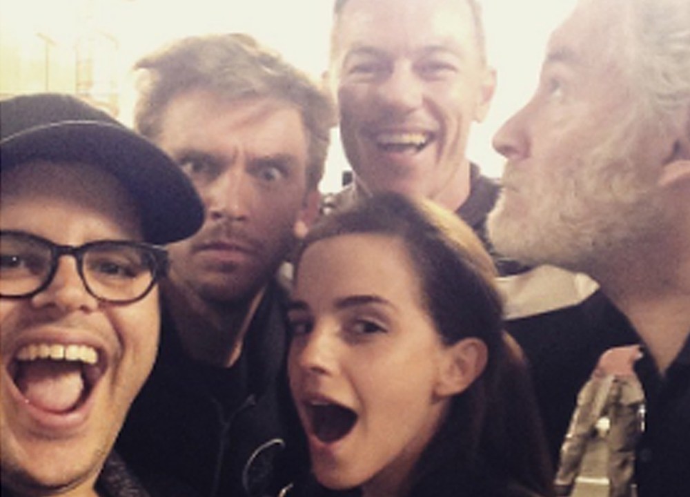 Selfie do elenco do filme 'A Bela e a Fera'